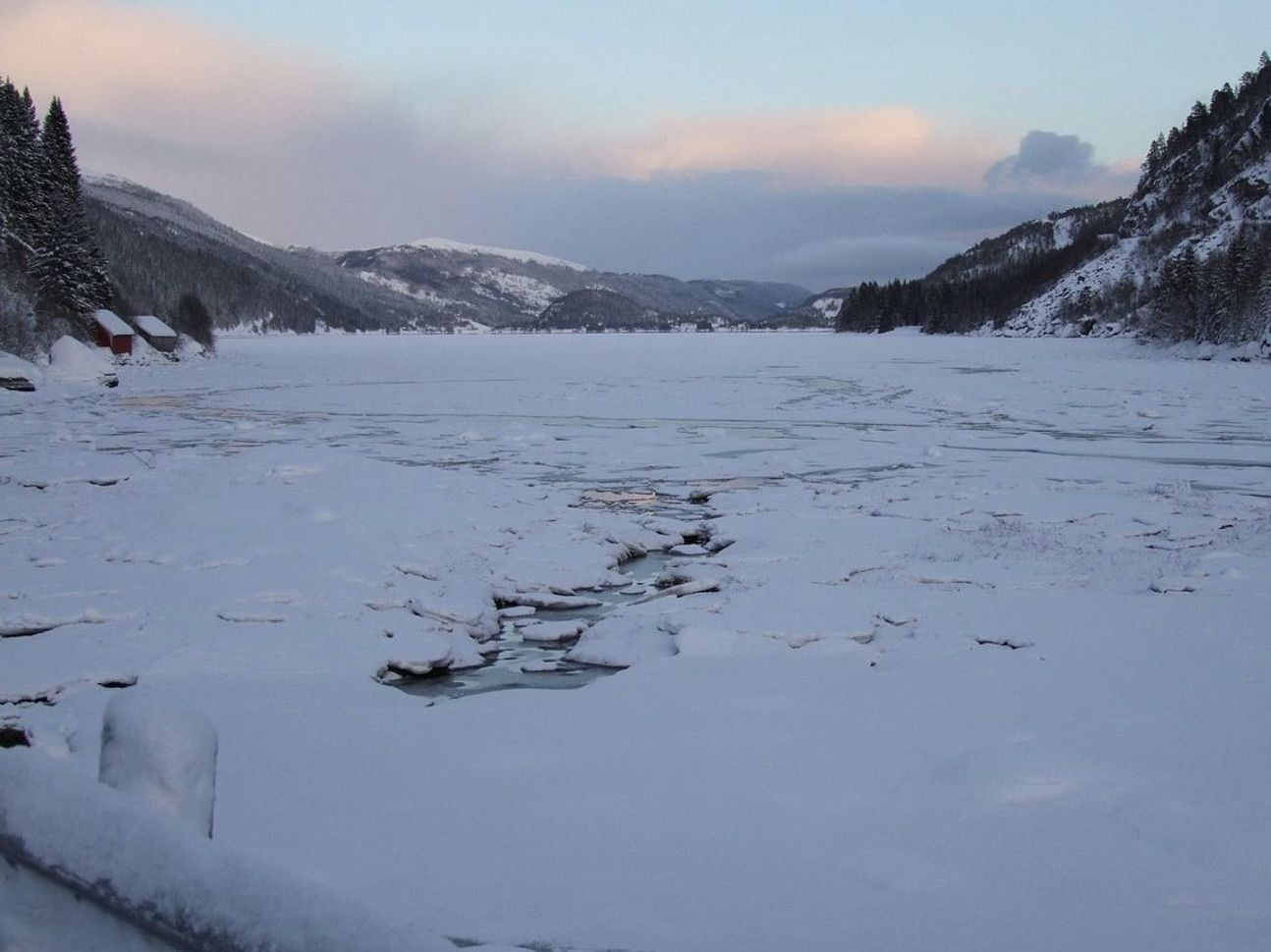 Paisagem aberta com picos distantes e pesca nas montanhas