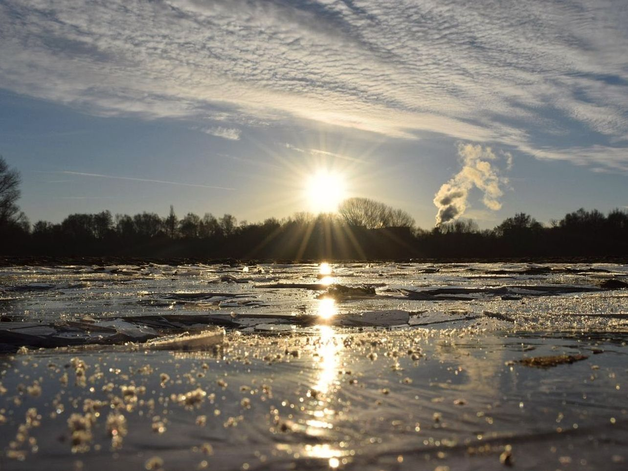 Gelo espesso em lago de montanha ao amanhecer